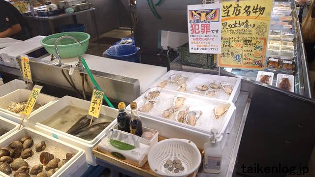 タカマル鮮魚店 セブンパークアリオ柏の店舗内観 貝の立ち食い