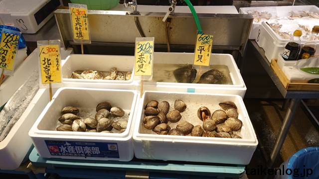 タカマル鮮魚店 セブンパークアリオ柏店の鮮魚売り場スペースで販売されている活貝類