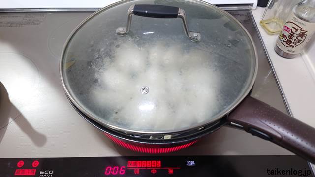 バーミヤン冷凍餃子をフライパンに並べて水を入れてフタをして中火で加熱する