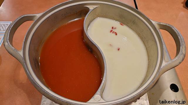 バーミヤンのしゃぶしゃぶ食べ放題の麻辣スープ(左)と白湯スープ(右)