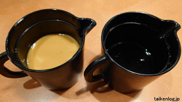 バーミヤンのしゃぶしゃぶ食べ放題用のゴマダレ(左)とポン酢(右)