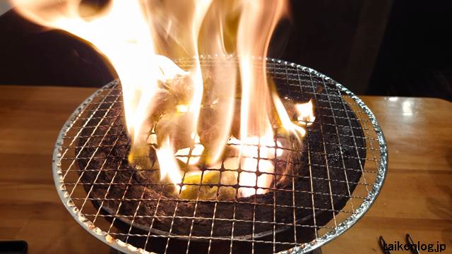 七輪焼肉 安安の中落カルビ(1人前)を焼いているときに脂が引火