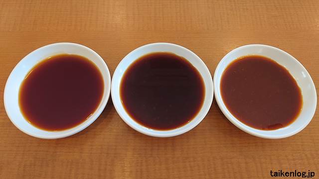 すたみな太郎の焼肉のたれ(左)、レモンステーキソース(中央)、味噌だれ(右)