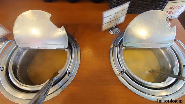 すたみな太郎の味噌汁(左)とコーンスープ(右)