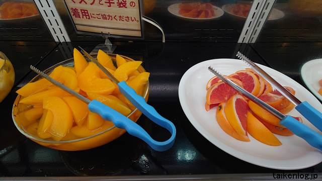すたみな太郎のデザートバーの黄桃(左)とグレープフルーツ(右)
