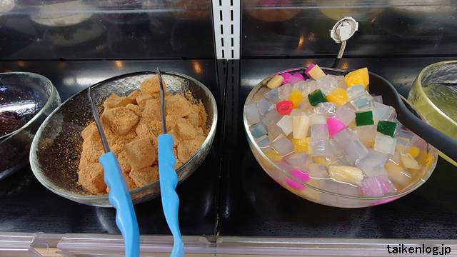 すたみな太郎のデザートバーのわらび餅(左)と三色寒天(右)