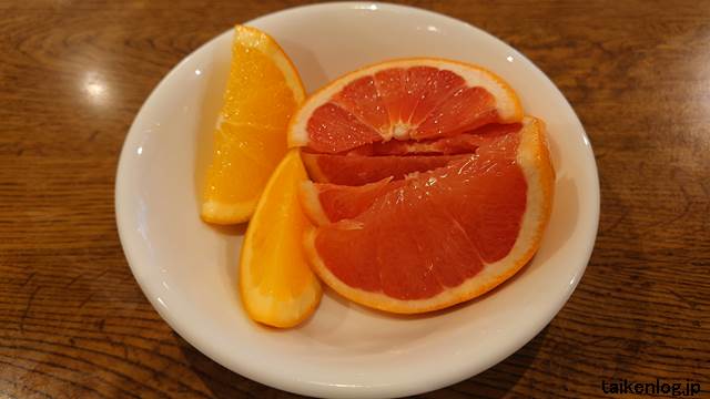 ステーキのあさくまのオレンジ(左)とグレープフルーツ(右)