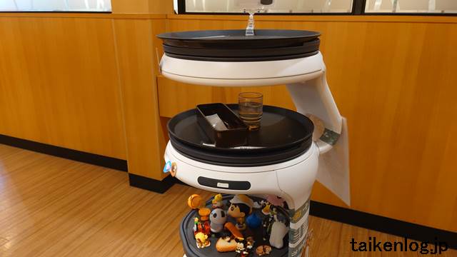 ステーキ宮の配膳ロボットで運ばれてきた飲用水用のコップとナイフとフォーク