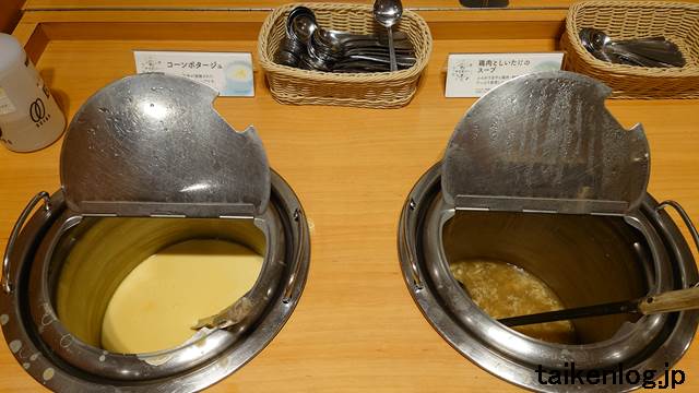 ステーキ宮のスープバーのコーンポタージュ(左)と鶏肉としいたけのスープ(右)