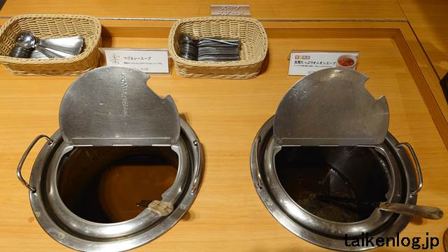 ステーキ宮のスープバーのペジカレースープ(左)と玉葱たっぷりオニオンスープ(右)