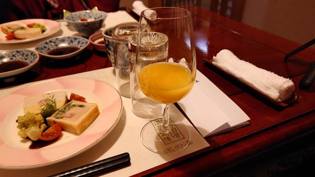泡の湯の夕食会席の食前酒のオレンジジュース