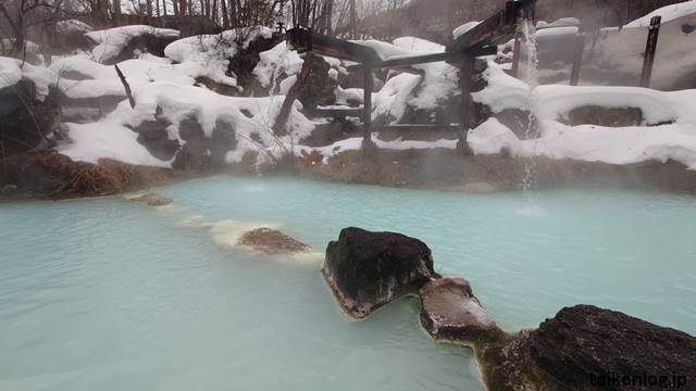 泡の湯 混浴露天風呂の湯船の真ん中にある岩々