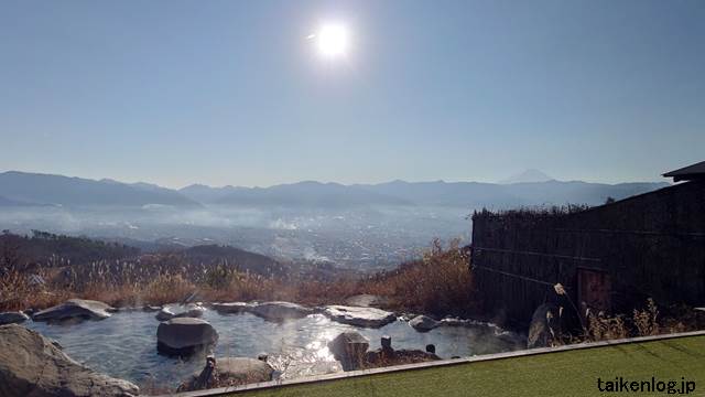 ほったらかし温泉「あっちの湯」露天風呂からの眺望 右側に富士山が見える
