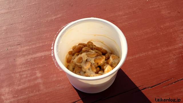 ほったらかし温泉の朝ごはん「玉子かけごはんセット」の納豆にタレを入れた混ぜた状態