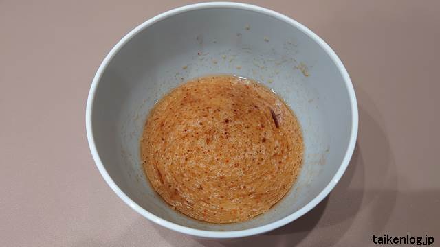 一風堂 乾麺 博多絹ごしとんこつラーメンの赤丸スープに辛味噌と香油を投入して混ぜた状態