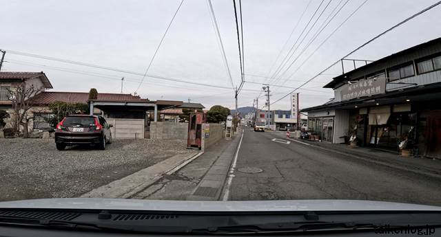 信州有喜堂 本店と駐車場(左)
