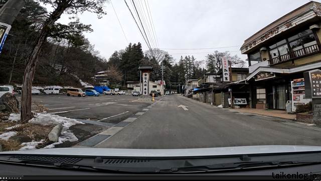 諏訪大社 上社 本宮の駐車場(左側)