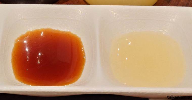 牛角の焼肉のタレ(左)とレモンダレ(右)