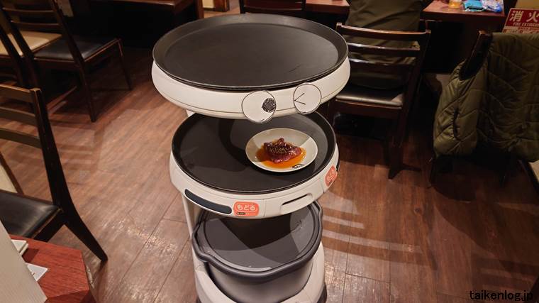 牛角 柏若柴店は配膳ロボットが料理を届けてくれる