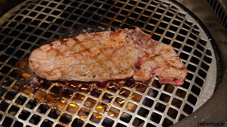 牛角の食べ放題だと牛角90品コース以上から注文できる「熟成上ロースステーキ」焼き上がったようす