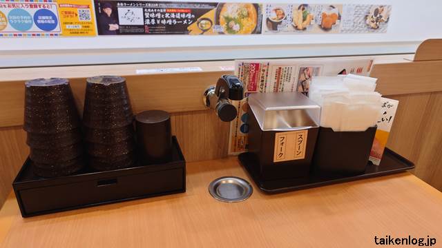 かっぱ寿司の卓上にある吐湯口(写真中央)