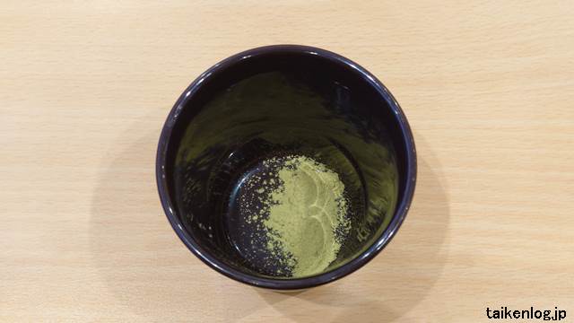 かっぱ寿司の卓上にある粉末緑茶を湯のみに入れたようす