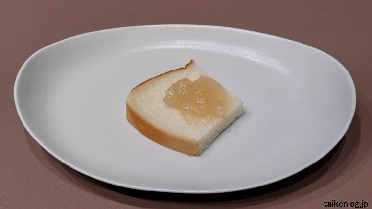 ツルヤ 白桃ジャムを食パンに塗ったようす