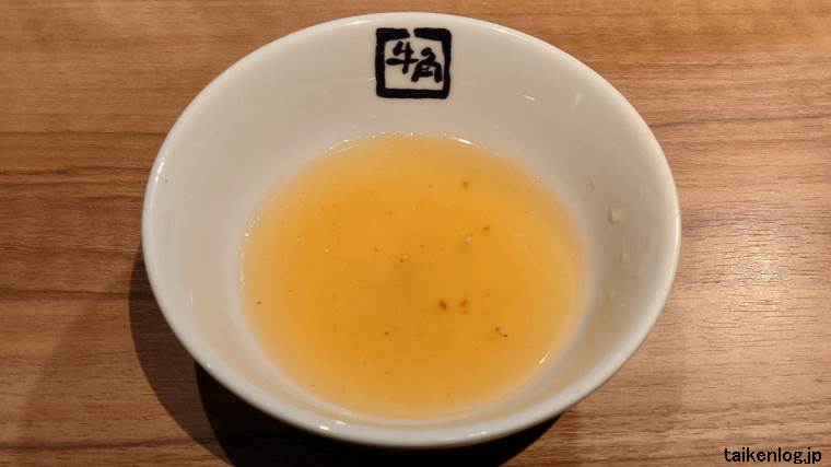 牛角冷麺レギュラーサイズのスープ