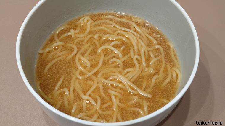 日清 王道家 チルドとんこつ豚骨醤油ラーメンの麺を液体スープの入ったどんぶりに入れる
