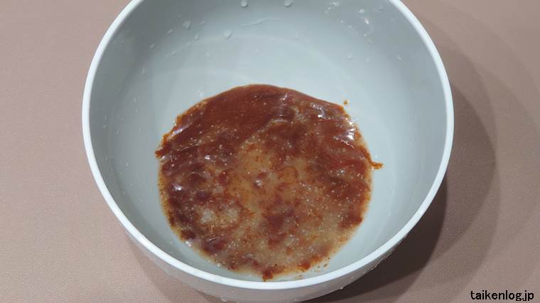 日清 王道家 チルドとんこつ豚骨醤油ラーメンの液体スープ(未加熱状態)