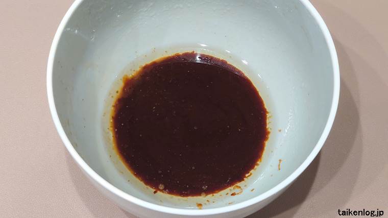 日清 王道家 チルドとんこつ豚骨醤油ラーメンの液体スープ(温めた状態)