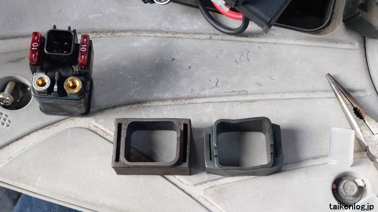 スズキアドレスV125Gのスターターリレーのゴム製土台を外す。左が純正で右がサードパーティー製