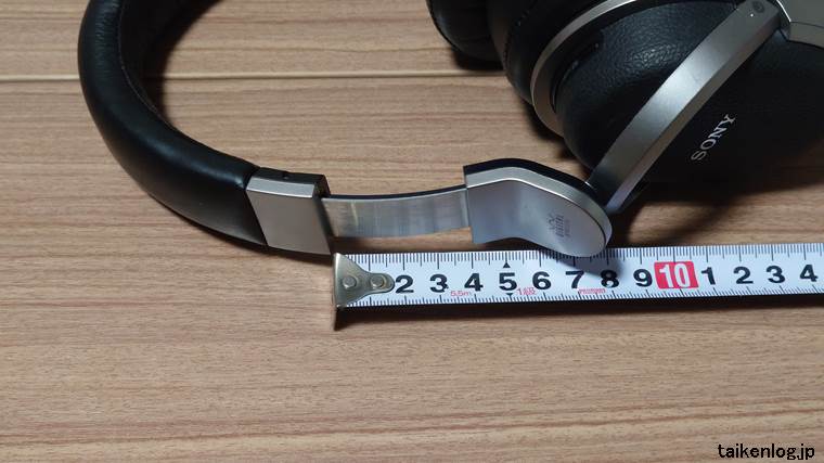 ソニー MDR-HW700DSのヘッドフォン本体(正面)ヘッドバンドは片側4㎝伸ばせる