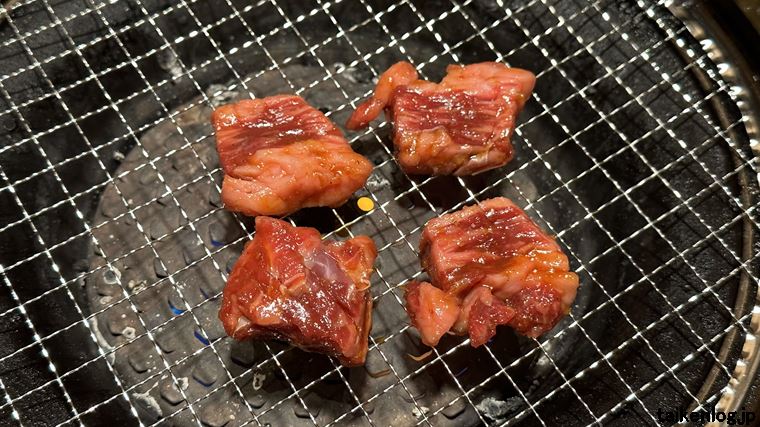 ワンカルビのお手軽焼肉食べ放題コースでも注文できる「角切りカルビ」を焼いているようす