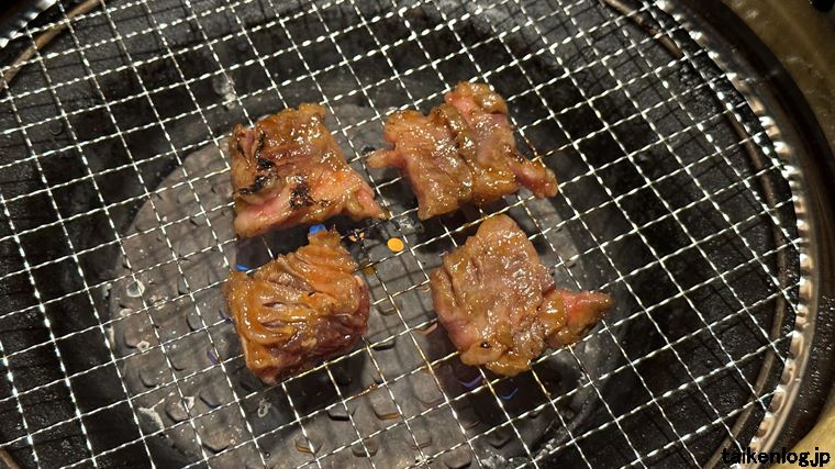 ワンカルビのお手軽焼肉食べ放題コースでも注文できる「角切りカルビ」焼き上がったようす