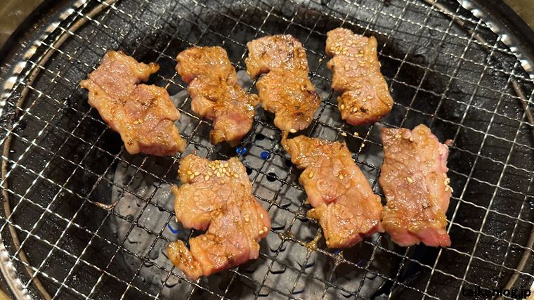 ワンカルビのお手軽焼肉食べ放題コースでも注文できる「カルビ」焼き上がったようす