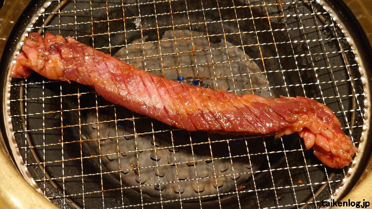 ワンカルビのお手軽焼肉食べ放題コースでも注文できる「ワンカルビ」を焼いているようす