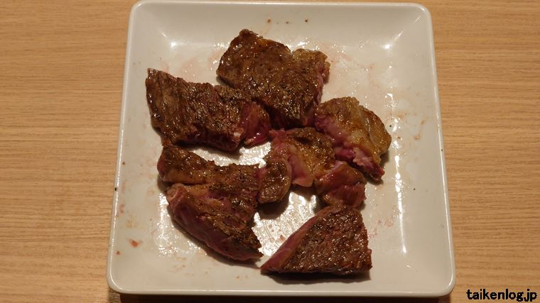 ワンカルビの全品食べ放題コース以上から注文できる「厚切り上ロースステーキ」を焼いてカットした状態