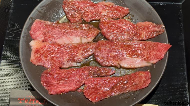 焼肉トラジ 肉の日のランチタイム数量限定 黒毛和牛焼肉御膳の肉を広げた状態