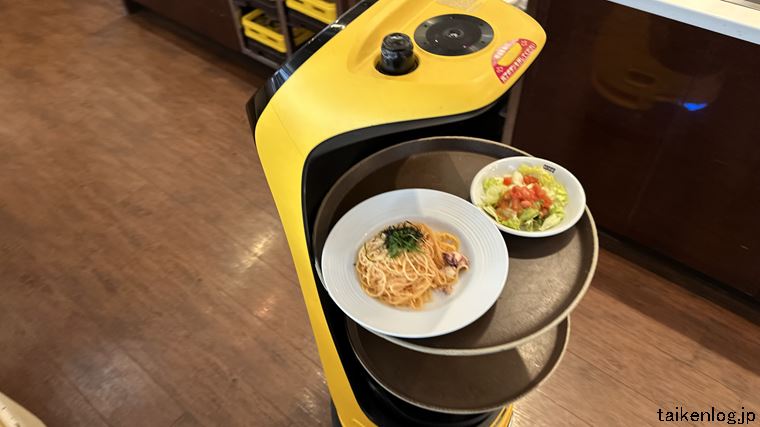 ココスの配膳ロボット運ばれる料理