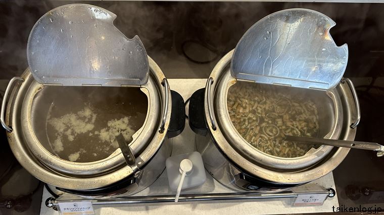 ココスのスープバーのチキンコンソスープ(左)と鯛出汁と大葉の和風スープ(右)
