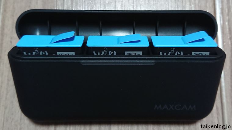 MAXCAMのトリプルバッテリー充電器にGoPro純正バッテリーを挿入した状態