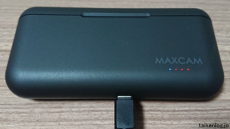 MAXCAMのトリプルバッテリー充電器のLEDランプ