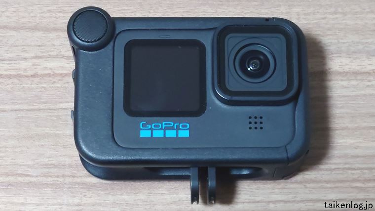 GoPro 11カメラ本体にメディアモジュラーを装着したようす 正面