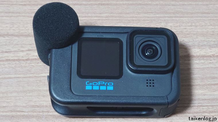 GoPro 11カメラ本体にメディアモジュラーとマイクカバー、を装着したようす 正面