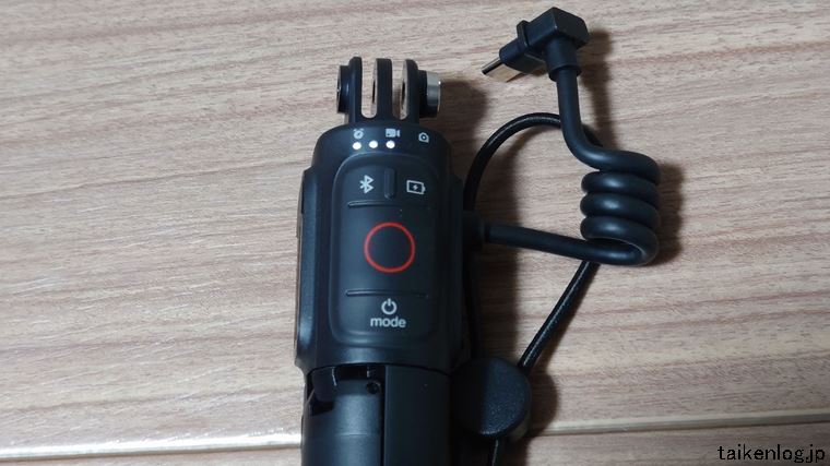 GoPro VOLTAのハカメラ操作用ボタンとLEDランプがバッテリー残量を示しているようす