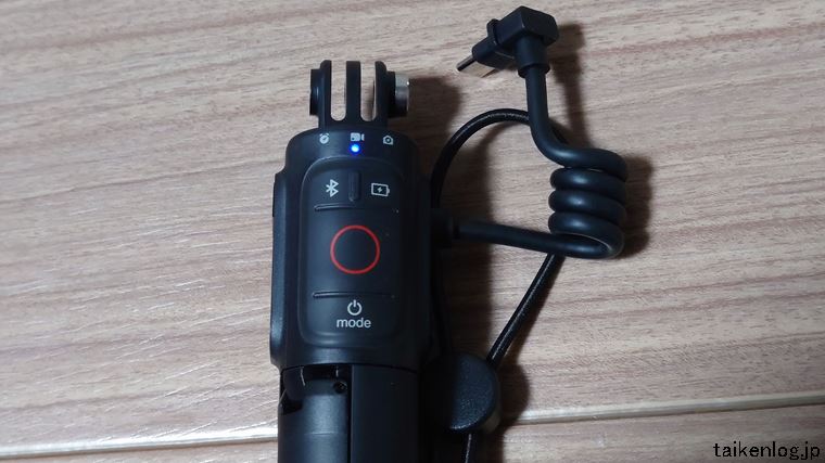 GoPro VOLTAのハカメラ操作用ボタンとLEDランプがペアリング状態を示しているようす