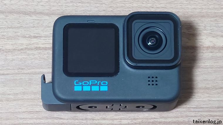 GoPro VOLTAのUSBパススルードアをGoPro 11に取り付けた状態 正面