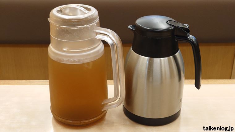 かつやの卓上にある冷たいお茶(左)と温かいお茶(右)