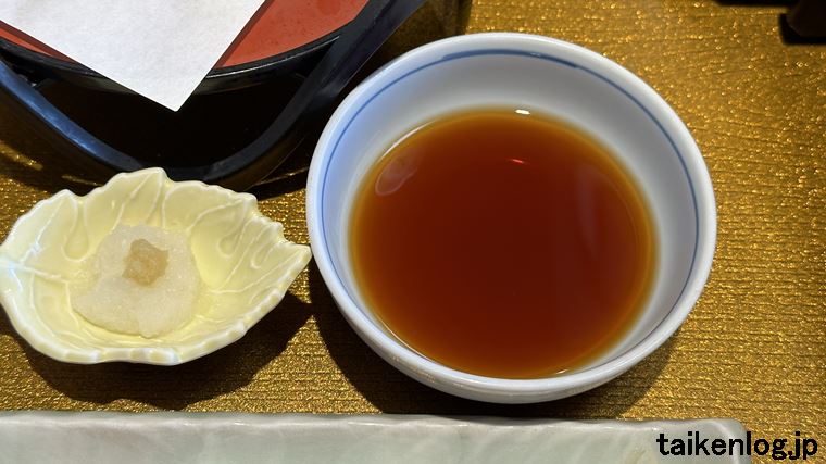 和食麺処サガミのランチメニュー お昼のサガミセットの天つゆ(右)と薬味の大根おろしと生姜